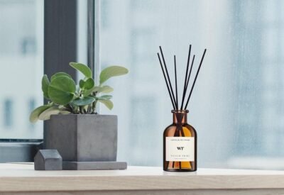 61XXQ53E1EL._AC_SL1148_.jpg WEALD TRIBE Flower Reed Diffuser Set Eucalyptus & Lavender Scent For Bathroom Accessories Shelf Decor & Air Fresheners, Sticks Defusers With 4.0 fl oz Essential Oils, House Bedroom Office Decor & Gift